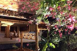 Les_jardins_de_valaurie_suite_bignone_vue_vers_le_salon_et_les_transats_415