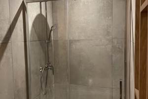 salle-de-bain-spacieuse-douche