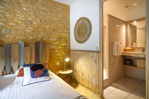 Chambre bleue et vue salle d'eau
