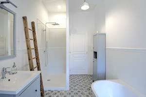 La grande salle de bain de la Poulinière - Domaine des Cyclamens