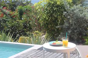 Iguane House villas & Micro Spa Villa Corail pause gourmande autour de la piscine