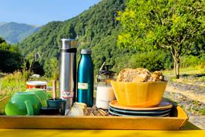 Petit déjeuner vue sur la montagne