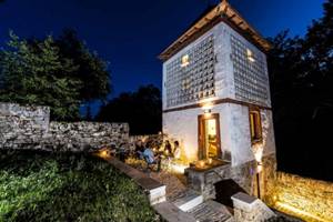 ColombierChateauMedievalJuraGiteInsoliteHautdeGamme-ExterieurNuit