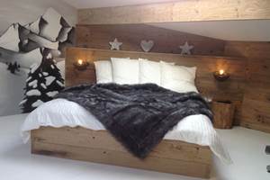 lit queen size fourrure en jeté de lit ambiance bois feutré Occitanie