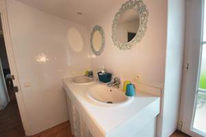 Le gite Les fillattes, la salle de bain avec ses 2 lavabos et sa fenêtre donnant sur la terrasse
