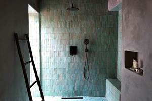 La salle de bain en zelliges de la suite Kalyptus - photo by @bohemeofmorocco