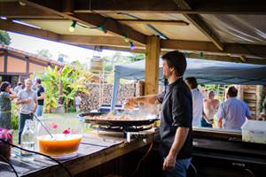 Un bar avec plancha extérieur pour les repas autour de la piscine