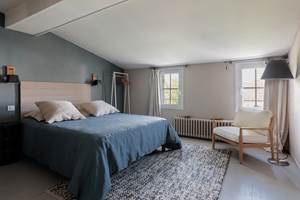 chambre spacieuse et lumineuse dans le bleu du ciel