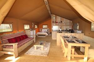 La tente lodge conçu comme un loft
