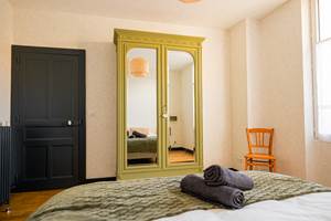 Chambre double avec armoire