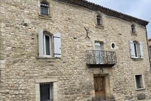 VUE DE L'EXTERIEUR GRANDE MAISON FAMILIALE