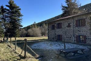 Jardin, jeux pour enfants, ping-pong, coin pétanque, barbecue, Gîtes Moréno Puy-de-Dôme Proche Vulcania Auvergne Sancy Tourisme Location de vacances Ski Montagne Lacs Volcans VTT randonnées