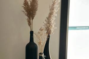 Ambiance chaleureuse et décoration raffinée dans le séjour de la villa