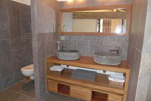 les-Doucins-et-Spa-Gîte-6-personnes-salle-de-bain