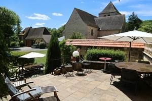 chateau-saint-chamarand-exterieur-terrasse-jardin