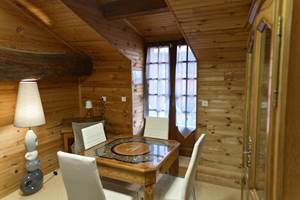 Table de jeux et bibliothèque