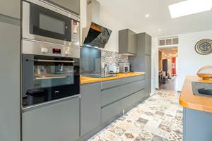 cuisine-moderne-vue-jardin-gite-parcours-cathare