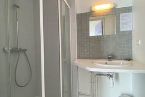 Chambre 4pers 22 Maison du Randonneur AuxR_M_la_rando salle de bain