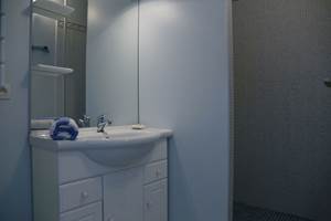 Salle d'eau avec spacieuse douche italienne dans une maisonnette en location de l'hôtel résidence les alizés sur l'île d'oléron