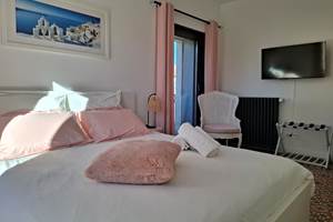 Chambre Pastelle des Gîtes de Monte Blanco – coin TV et lit double, hébergement près de Pézenas