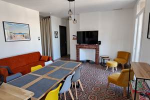 Pièce de vie lumineuse avec séjour au gîte Le Ramonetage.