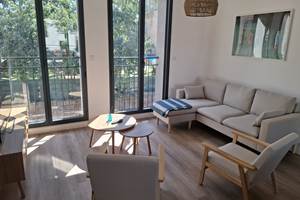 Salon confortable avec vue sur la terrasse – gîte Le Pressoir.