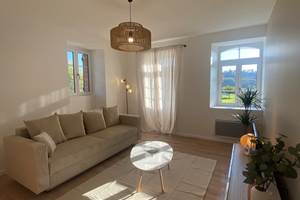 salon-lumineux-appartement-cambo-les-bains-location.jpg
