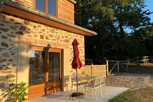 Gîte de la chevêche, lumière matinale sur la terrasse
