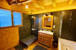 Salle de bain équipée d'une douche à l'italienne et d'une baignoire de balnéothérapie