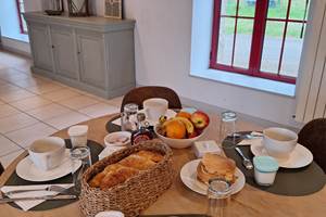 Petit-déjeuner maison servi entre 8h et 10h tous les matins