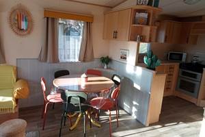 camping-la-perle-creuse-MH-6personnes-Californie-salle à manger