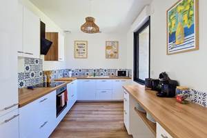 Cuisine équipée ouverte du gîte Le Pressoir à Montblanc