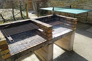 Le barbecue sur la terrasse, charbon non fourni