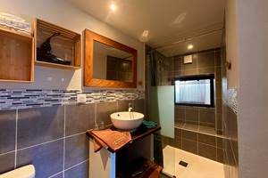 la calade chambres d'hotes et espace bien être ardèche salle de bain chambre lin