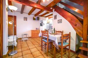 Coin repas dans la pièce principale