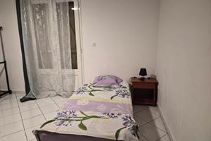 chambre 2 sur rue ,1 lit simple