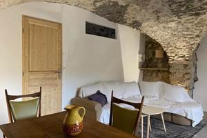 salon voûté en pierre  salon convivial gîte de charme