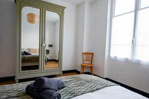 Chambre fonctionnelle avec armoire
