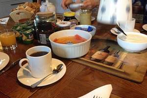 Petit déjeuner copieux - produits locaux