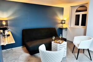 Espace détente avec canapé dans spa privatif – Spa Le Magnolia