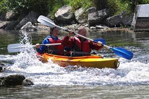 Kayak Les Remous, à 5 minutes à pied du gîte : embarquez directement pour une descente conviviale de l’Ourthe au cœur de la nature.