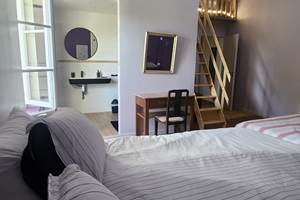 Vue depuis le grand lit, de la mezzanine et de la salle de bain.