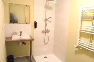 salle d'eau chambre 2, accès PMR