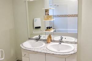Salle de bains lumineuse aux reflets naturels