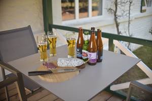 Een gezellig aperitiefmoment onder de pergola na een geslaagde werkweek