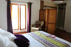 Salle de bain ouverte sur la chambre