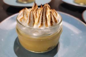Dessert maison meringué préparé avec soin pour les convives du Domaine Cardu.