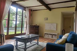 Gîte Coquelicot - Salon avec télé et vue sur la piscine
