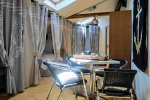 chambre dortoir 4 personnes à l'étage, climatisée, avec 2 lits en 120cm et 1 lit électrique en 140cm.