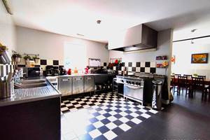 La cuisine est ouverte et proche de la salle à manger